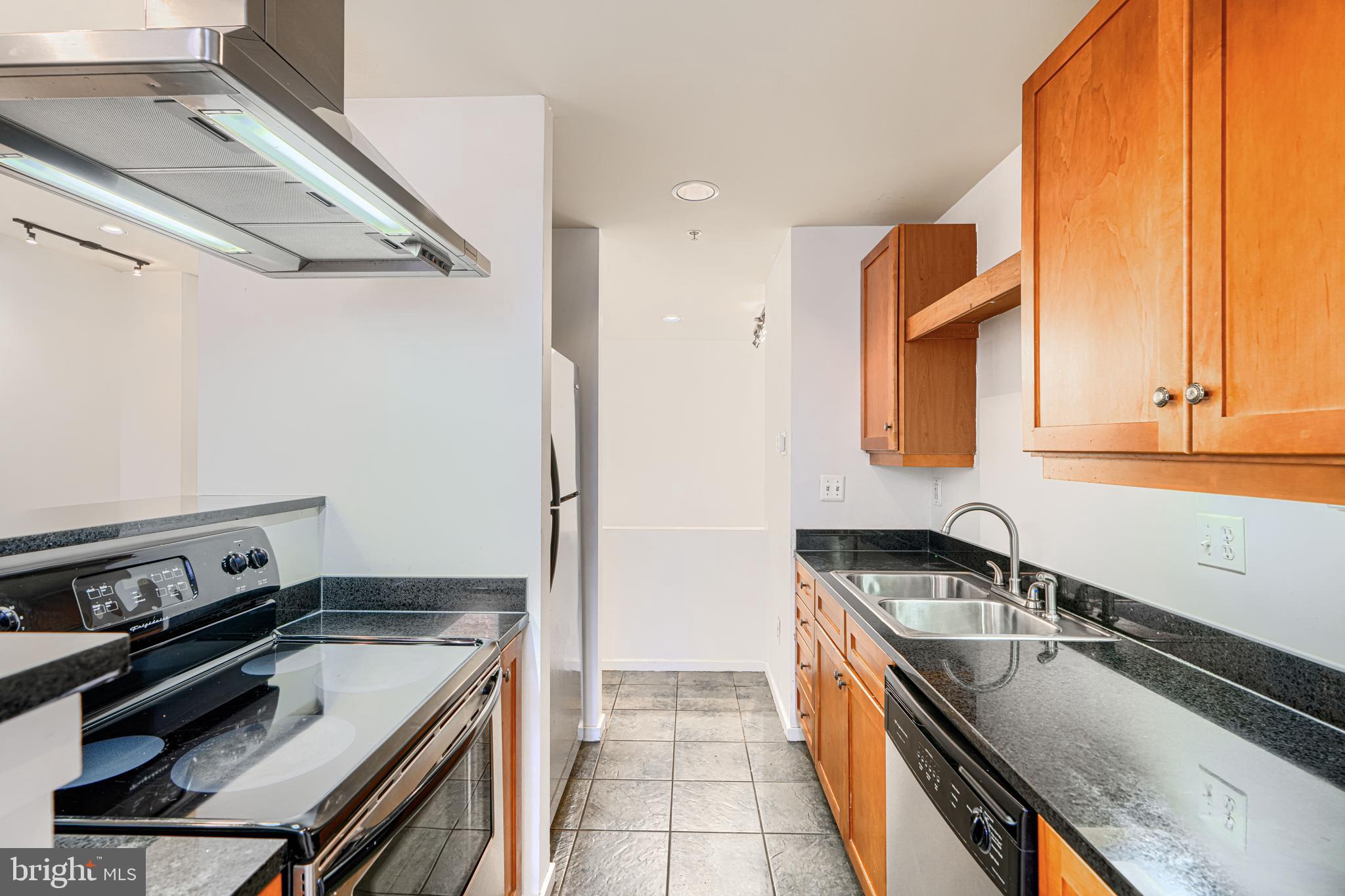 1211 Light Street, Unit 103 Baltimore, MD 21230 - Photo 11 of 27 Granite counters
