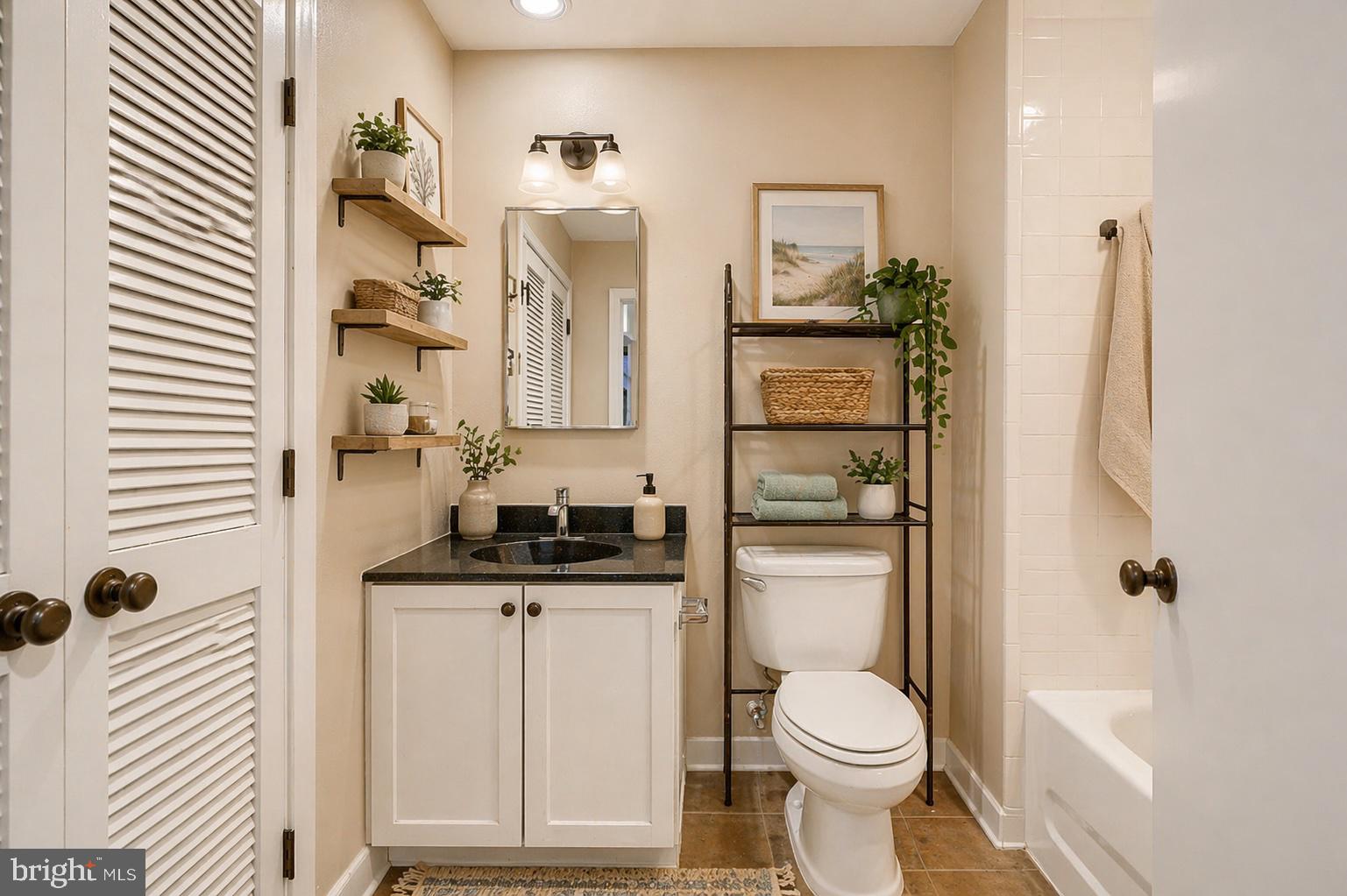 1211 Light Street, Unit 103 Baltimore, MD 21230 - Photo 10 of 27 Hall bath