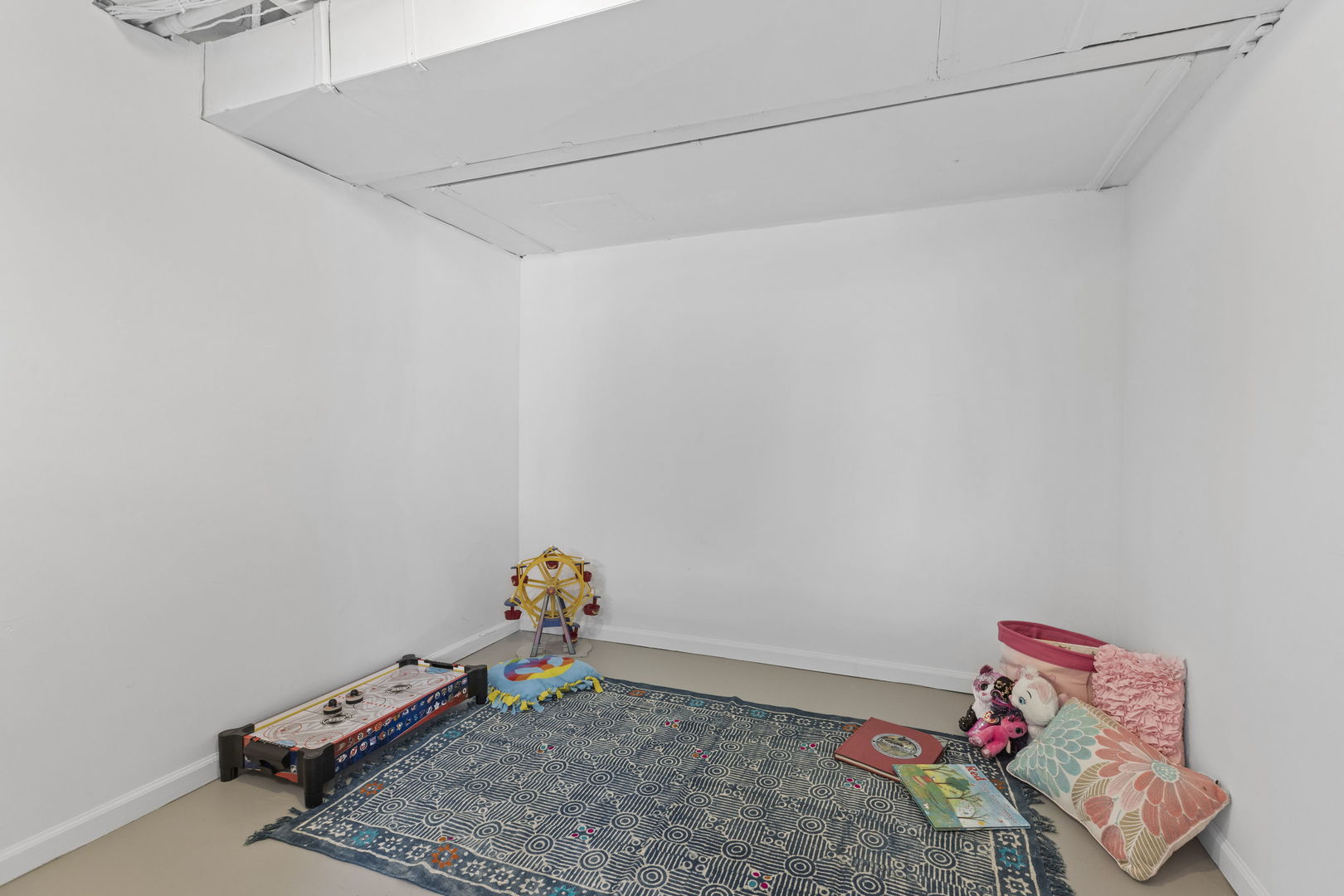91 Wagner Road Northfield, IL 60093 - Photo 30 of 32 a room with toys and wooden floor