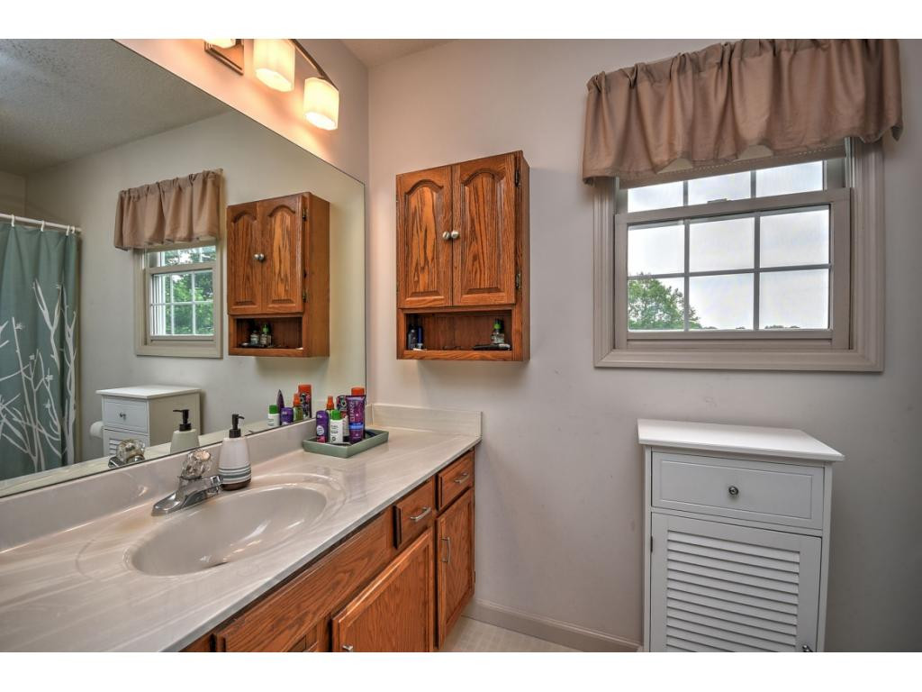 194 Dean Archer Road Jonesborough, TN 37659 - Photo 19 of 35 Master Bath View 1