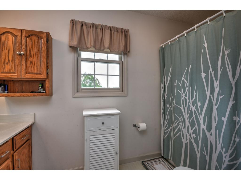 194 Dean Archer Road Jonesborough, TN 37659 - Photo 20 of 35 Master Bath View 2