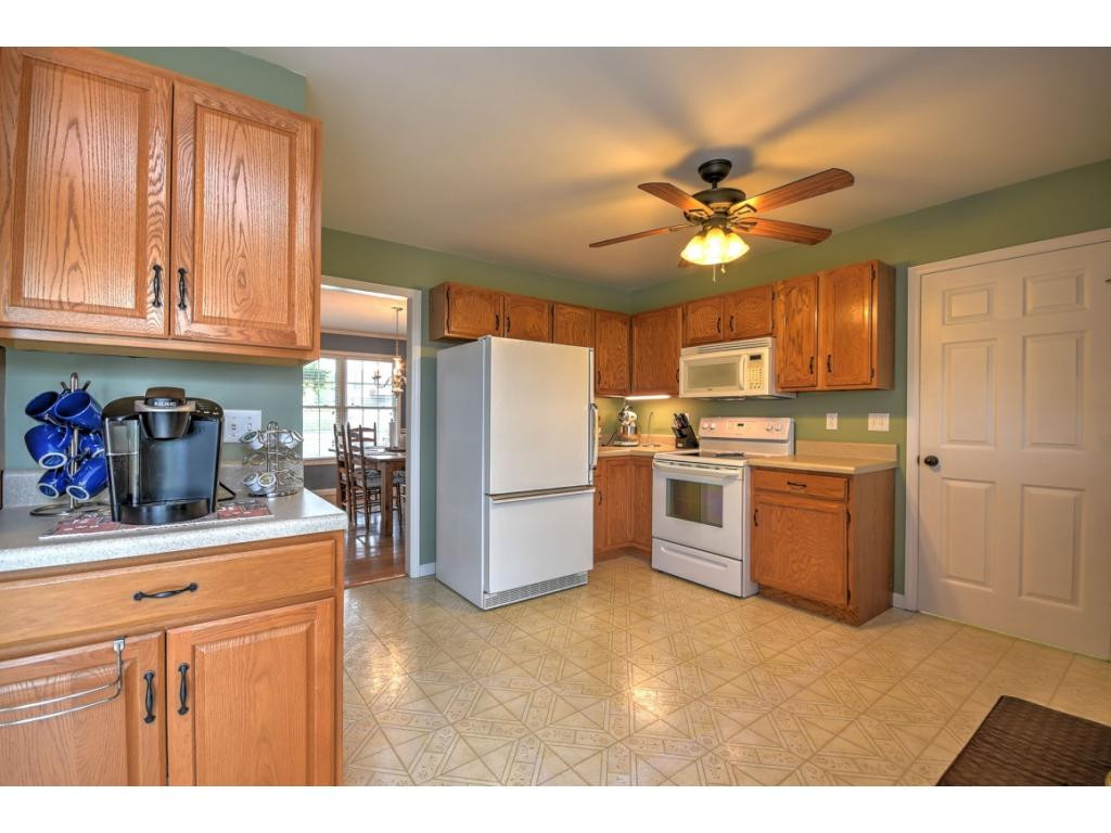 194 Dean Archer Road Jonesborough, TN 37659 - Photo 9 of 35 Kithchen 1