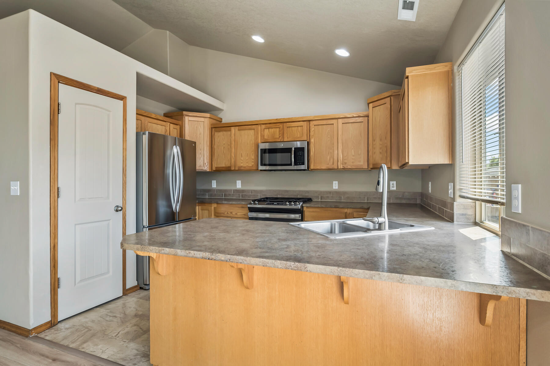 63221 Boyd Acres Road Bend, OR 97701 - Photo 10 of 33 JH5_1136