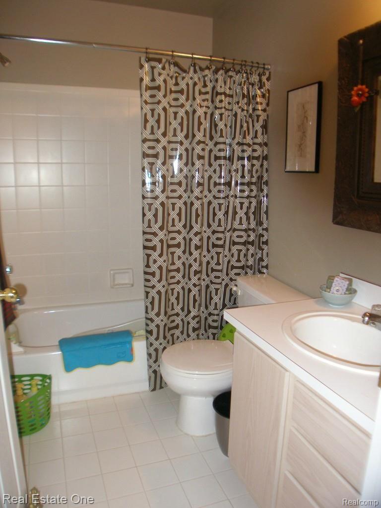 22126 Cape Cod Way Farmington, MI 48336 - Photo 12 of 17 P1011937.jpg