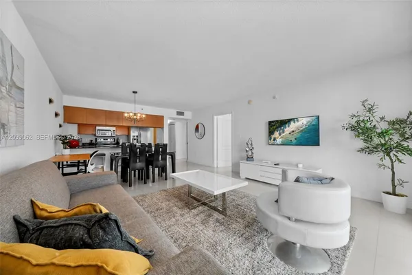 $3,300 | 1200 Brickell Bay Drive, Unit 3908, Miami, FL 33131
