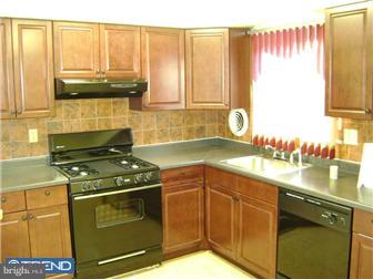 10914 Lockart Road Philadelphia, PA 19116 - Photo 3 of 5 Kitchen