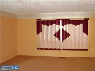 10914 Lockart Road Philadelphia, PA 19116 - Photo 4 of 5 Living Room