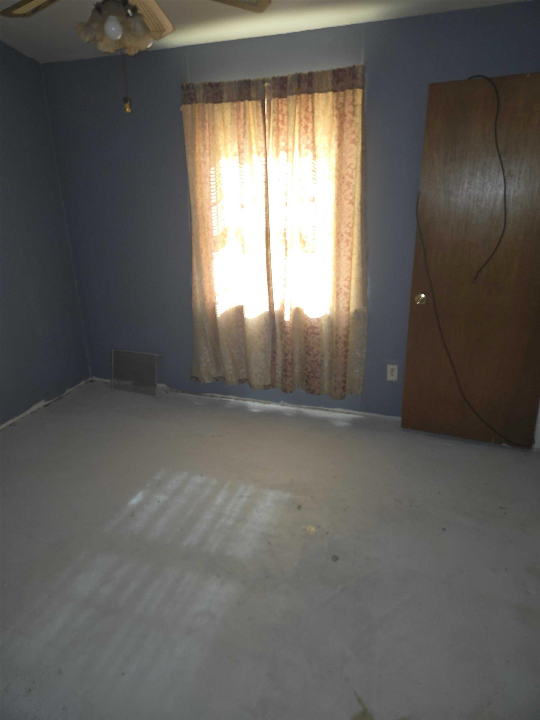 4898 Knight Arnold Road Memphis, TN 38118 - Photo 6 of 10 a view of an empty room with a window