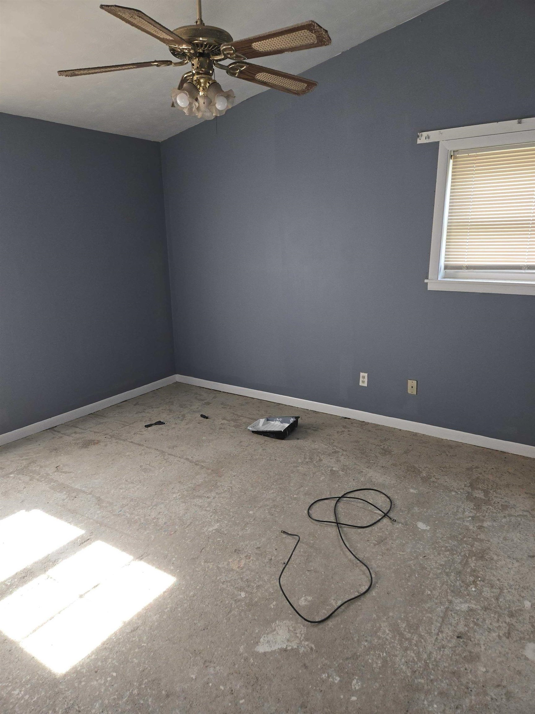 4898 Knight Arnold Road Memphis, TN 38118 - Photo 8 of 10 an empty room with a window