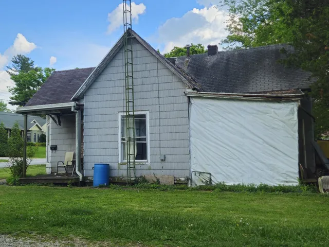 a view of a house with a yard
