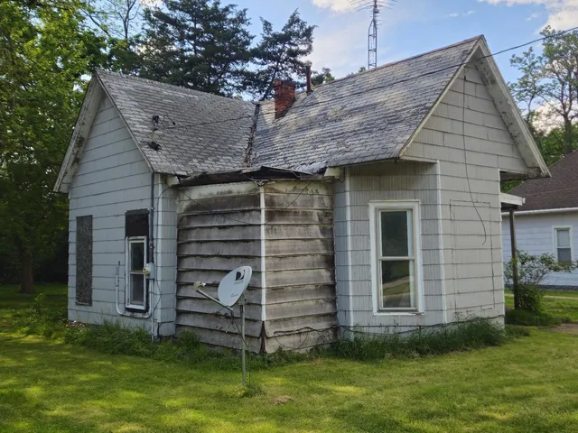 a view of a house with a small yard