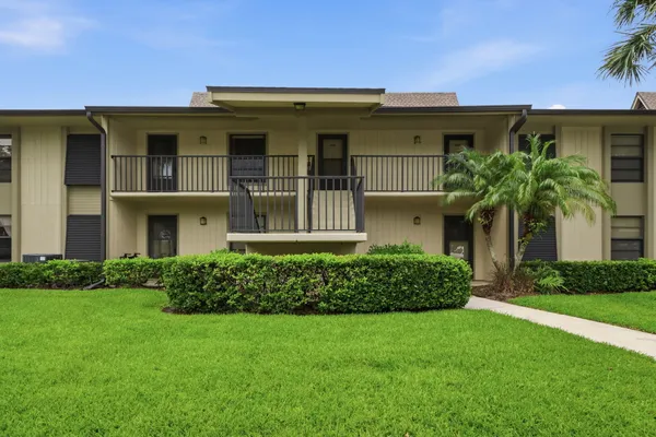 $169,900 | 29 Plantation Drive, Unit 202, Vero Beach, FL 32966