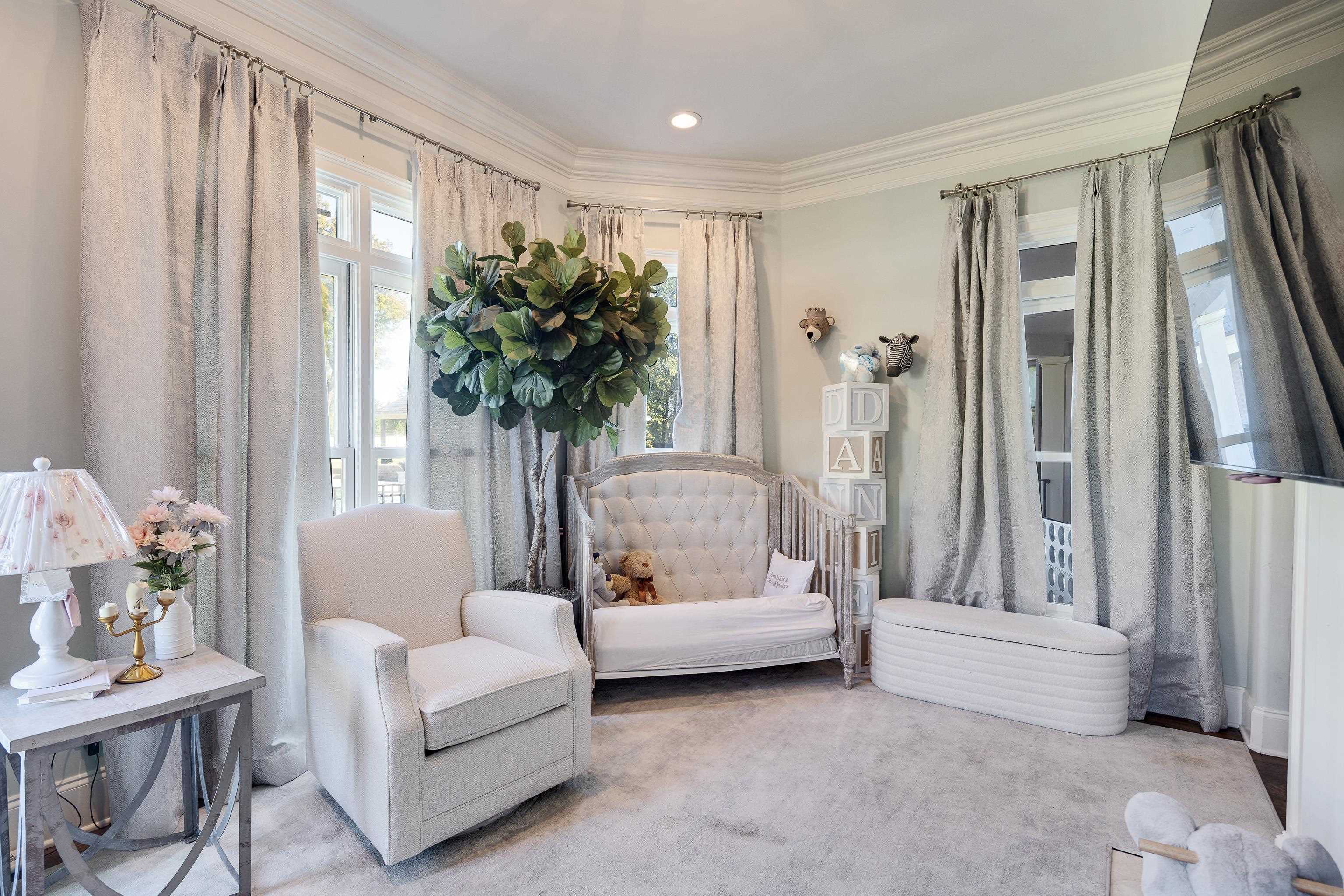 3246 Hollow Creek Road Germantown, TN 38138 - Photo 23 of 40 a living room with furniture and a potted plant