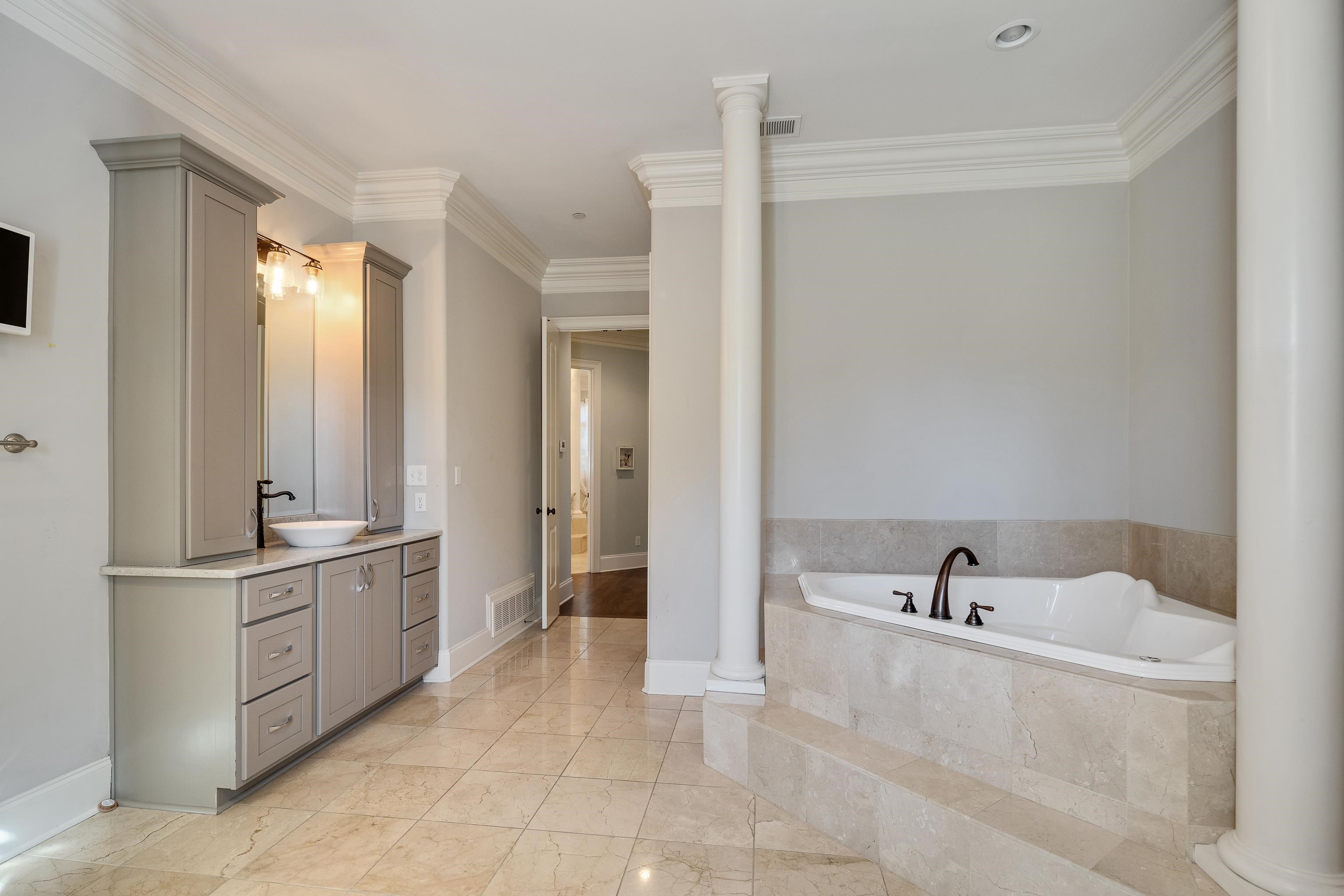 3246 Hollow Creek Road Germantown, TN 38138 - Photo 28 of 40 a spacious bathroom with a tub sink and mirror