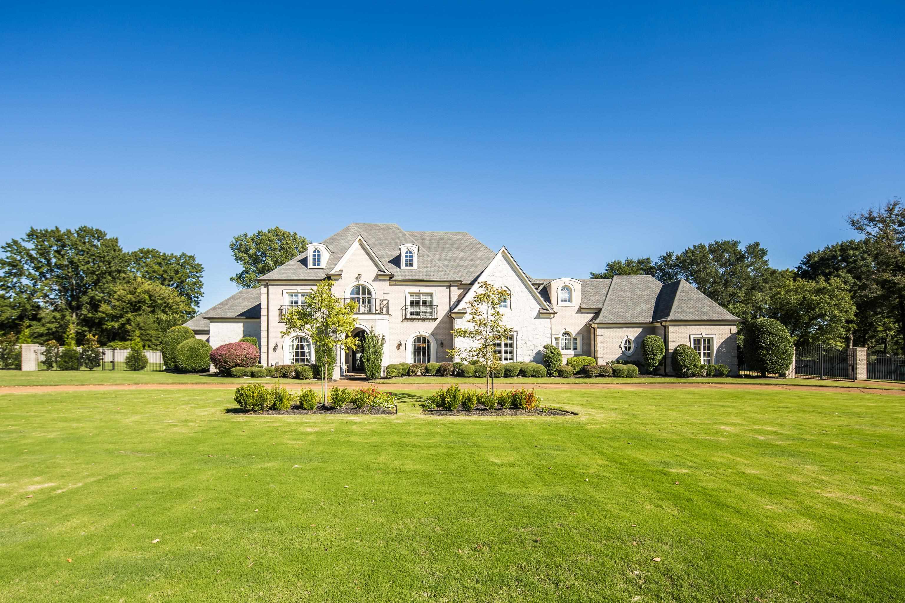 3246 Hollow Creek Road Germantown, TN 38138 - Photo 4 of 40 a view of a house with a big yard