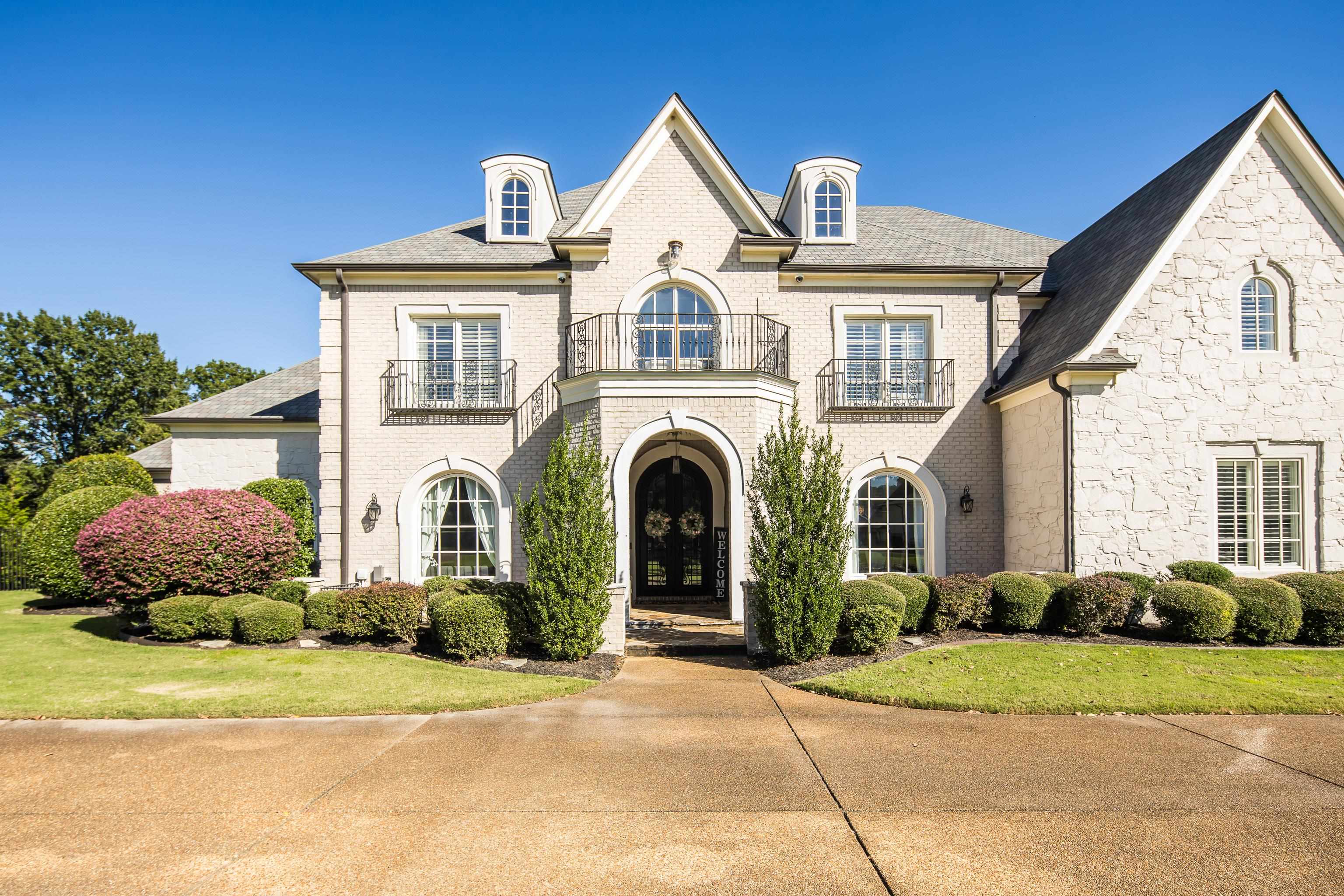3246 Hollow Creek Road Germantown, TN 38138 - Photo 5 of 40 a front view of a house with a garden