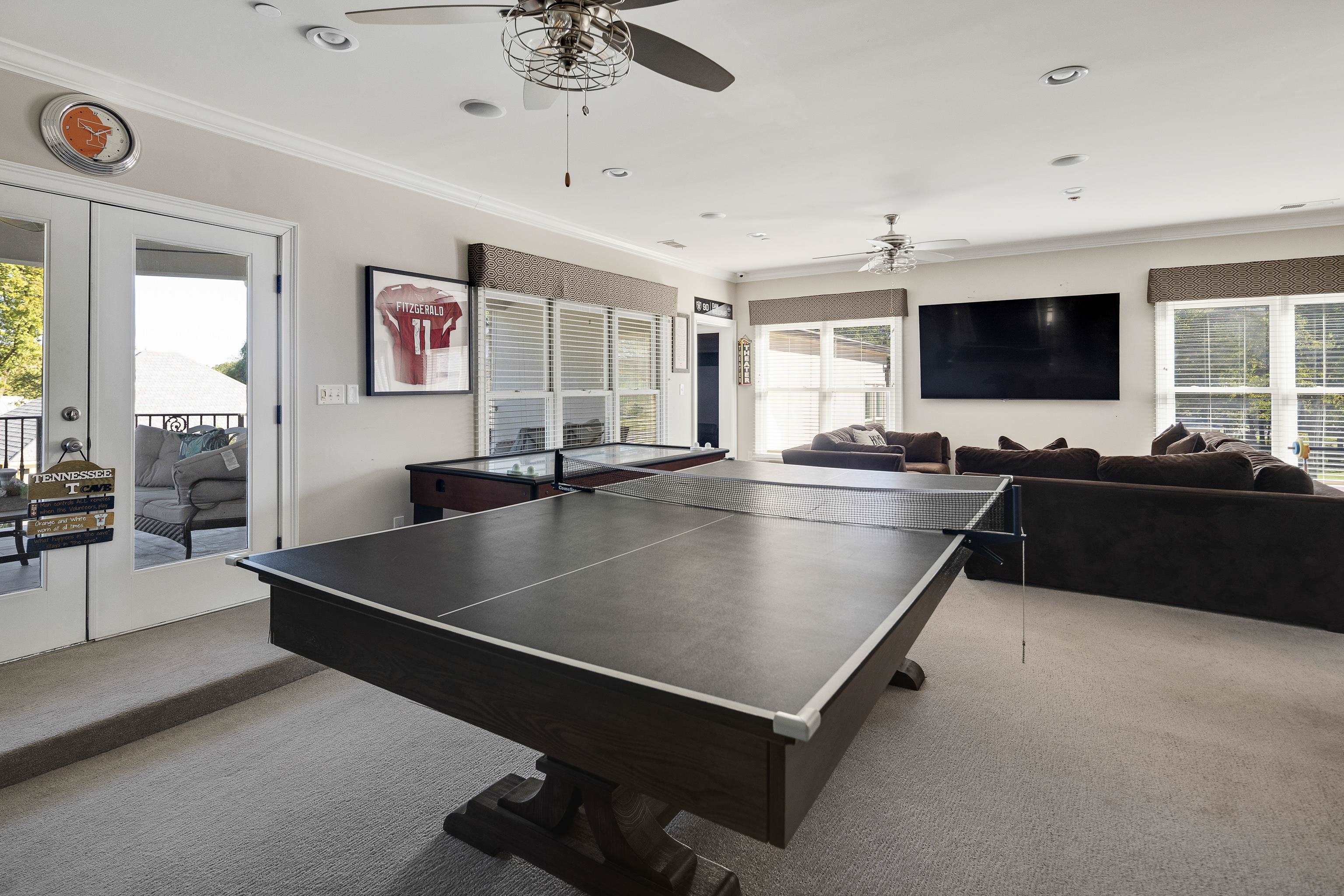3246 Hollow Creek Road Germantown, TN 38138 - Photo 8 of 40 a living room with stainless steel appliances kitchen island granite countertop a sink and a stove