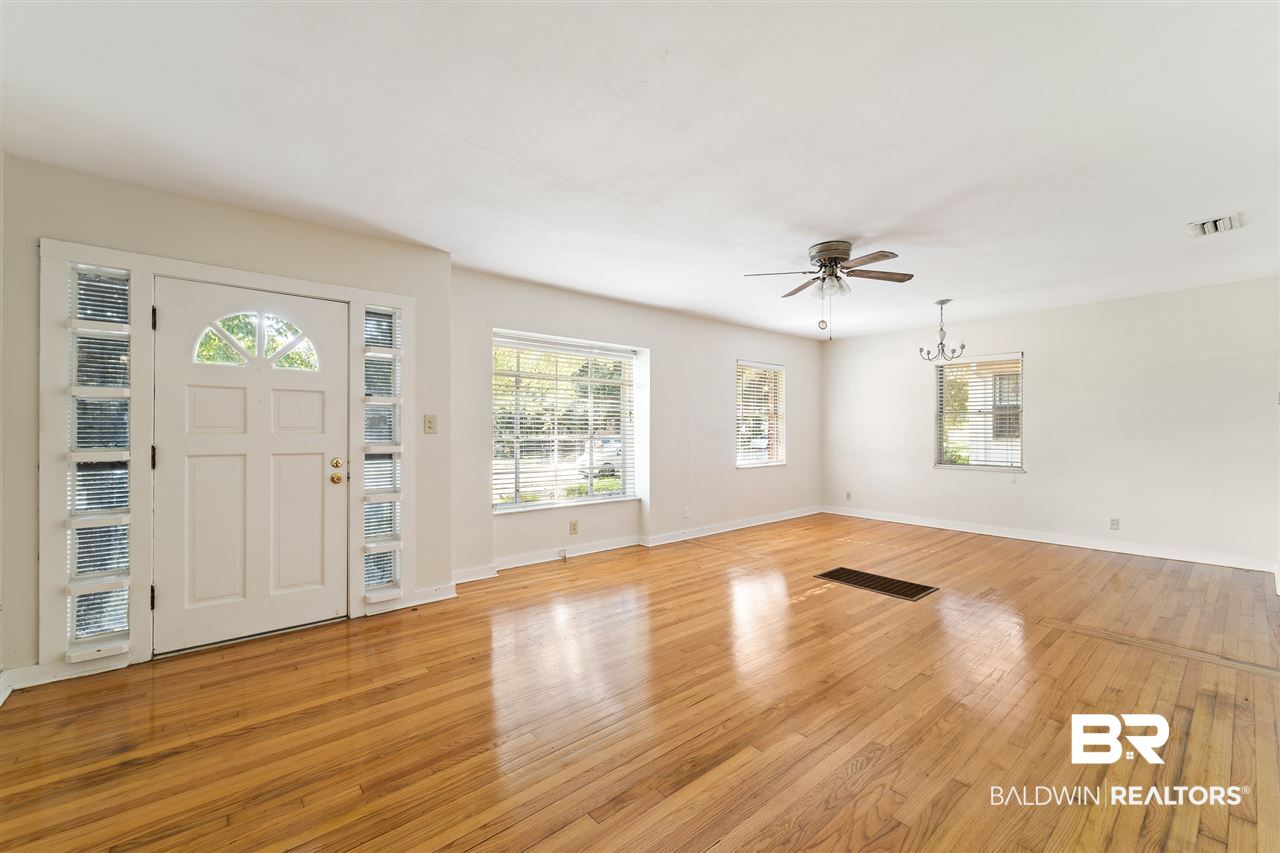 311 Siena Vista Street Mobile, AL 36607 - Photo 2 of 16