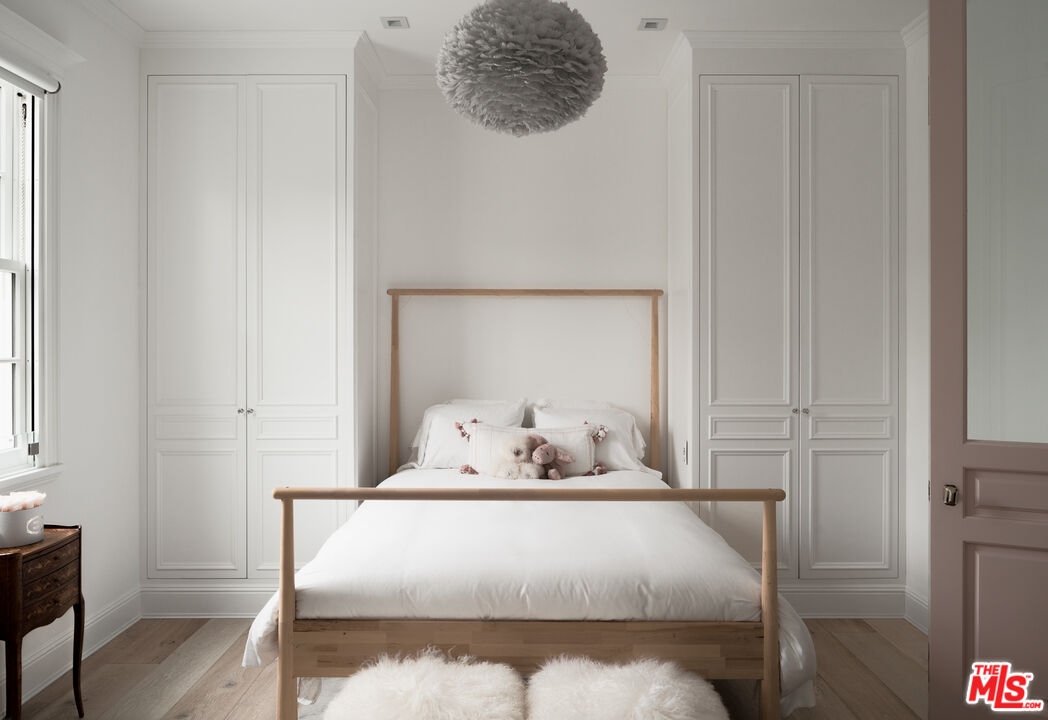 227 North Tigertail Road Los Angeles, CA 90049 - Photo 23 of 42 a view of bedroom with a bed