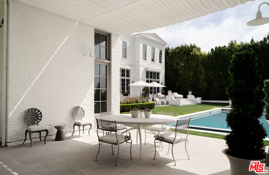 227 North Tigertail Road Los Angeles, CA 90049 - Photo 26 of 42 a view of a patio with table and chairs and potted plants