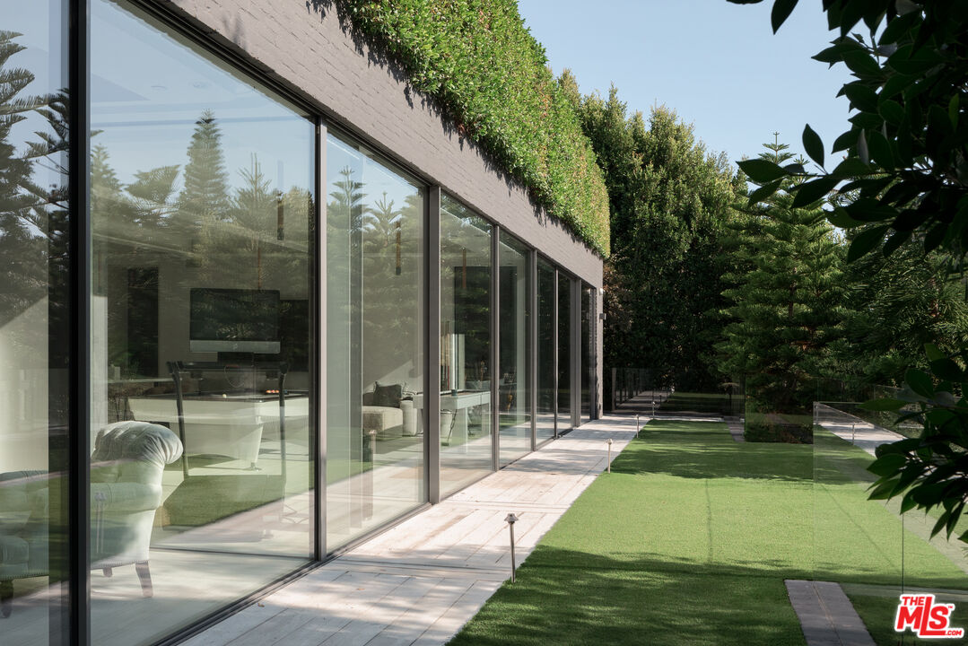 227 North Tigertail Road Los Angeles, CA 90049 - Photo 31 of 42 a view of backyard with tub and trees