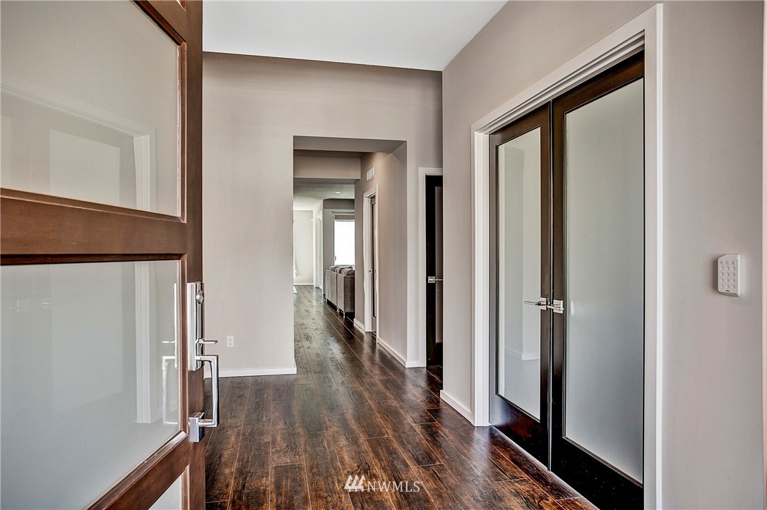 3469 Southeast 18th Street Renton, WA 98058 - Photo 2 of 25 Gallery Image 2