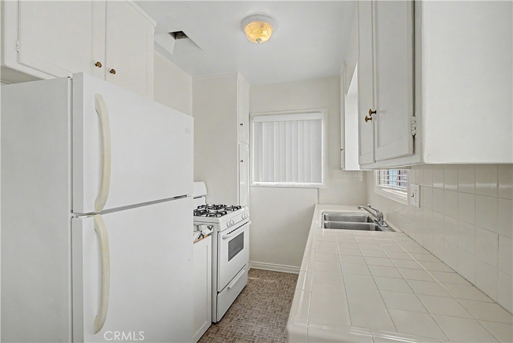 1049 3rd Street Hermosa Beach, CA 90254 - Photo 9 of 21 1051 3rd St - Bright and Airy with Lots of Natural Light
