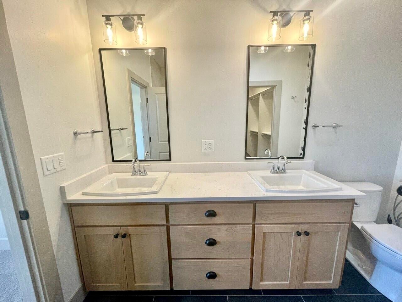 371 Randy Street Ashland, OR 97520 - Photo 18 of 35 Primary Bathroom