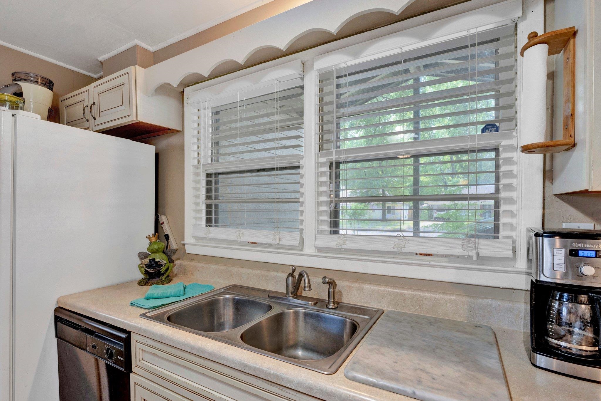 5106 Helene Road Memphis, TN 38117 - Photo 23 of 24 a kitchen that has a sink and a window