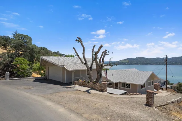a view of a house with backyard and a area