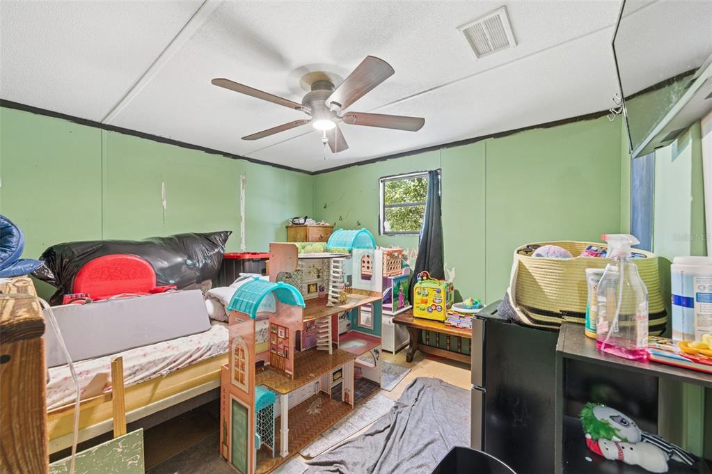 13050 Sun Road Brooksville, FL 34613 - Photo 32 of 47 a living room with furniture