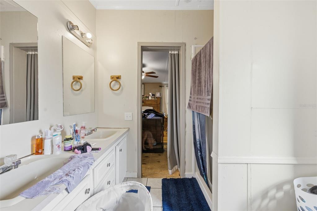 13050 Sun Road Brooksville, FL 34613 - Photo 36 of 47 a bathroom with a bathtub sink and mirror