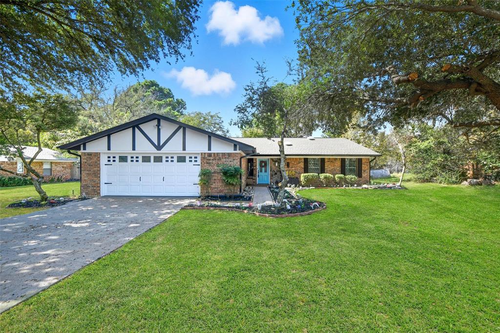 a view of a house with backyard and garden