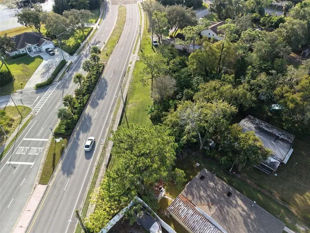 a view of a yard with plants