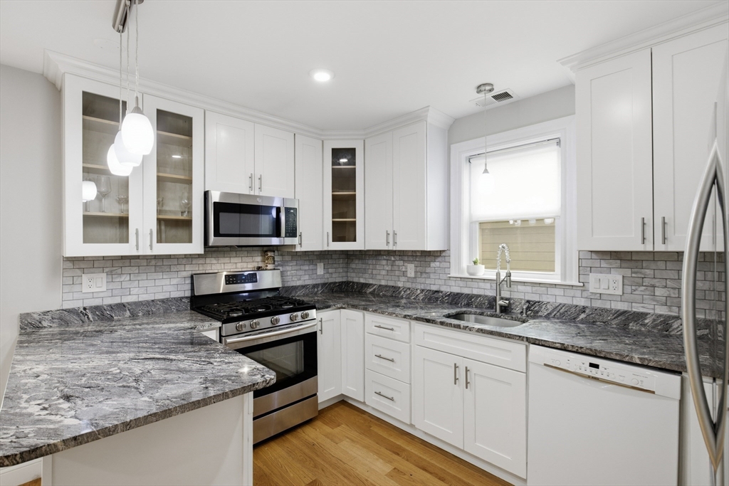 28 Beecher Place, Unit B Newton, MA 02459 - Photo 7 of 36