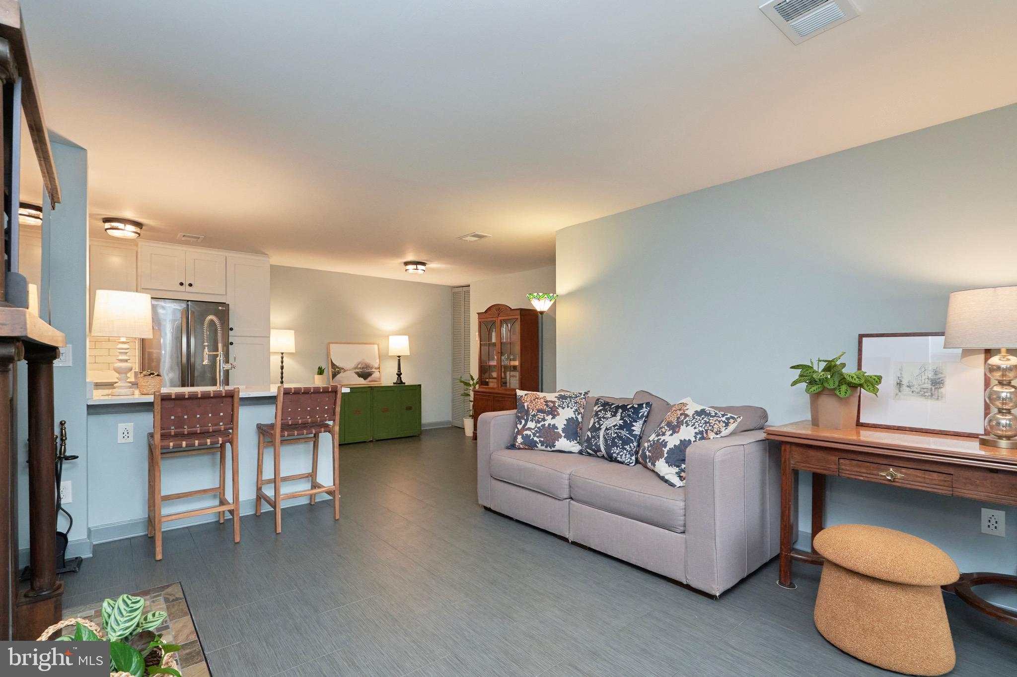 11703 Summerchase Circle Reston, VA 20194 - Photo 8 of 33 Spacious living room