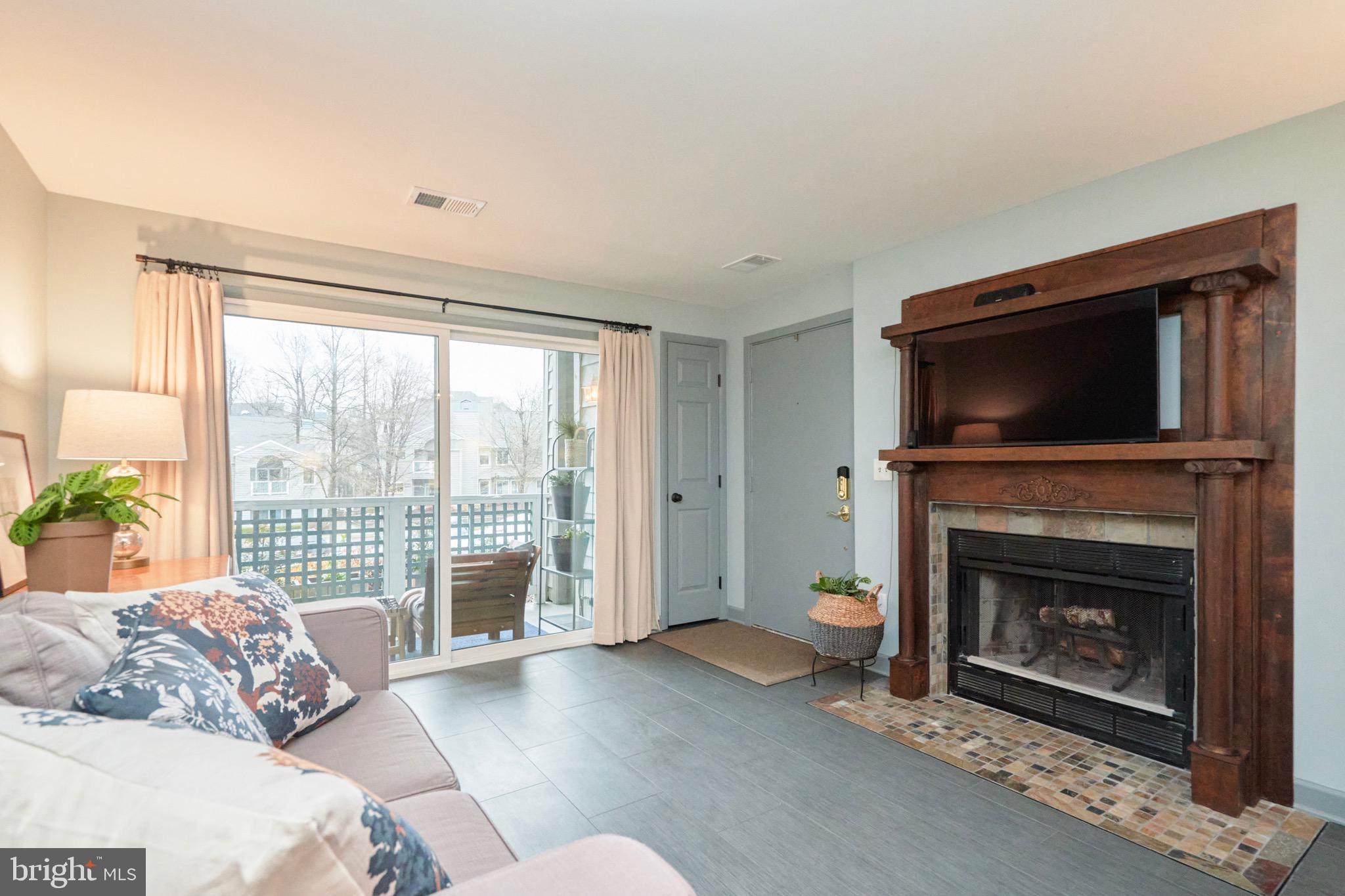 11703 Summerchase Circle Reston, VA 20194 - Photo 10 of 33 Lovely bright space