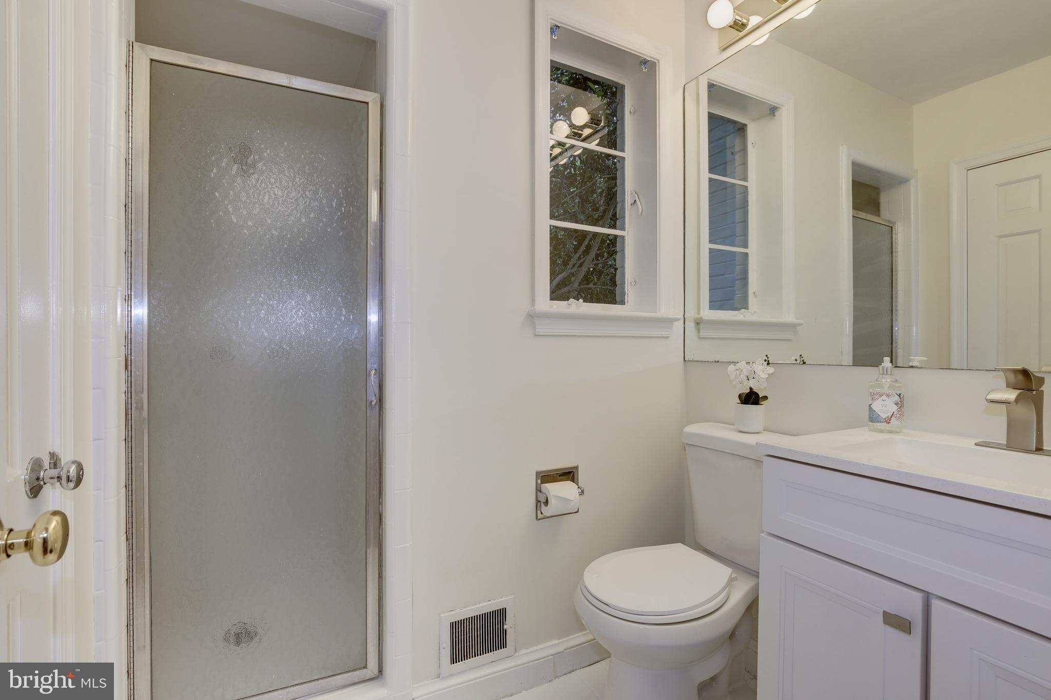 4610 Tournay Road Bethesda, MD 20816 - Photo 23 of 82 Full Bathroom 1
