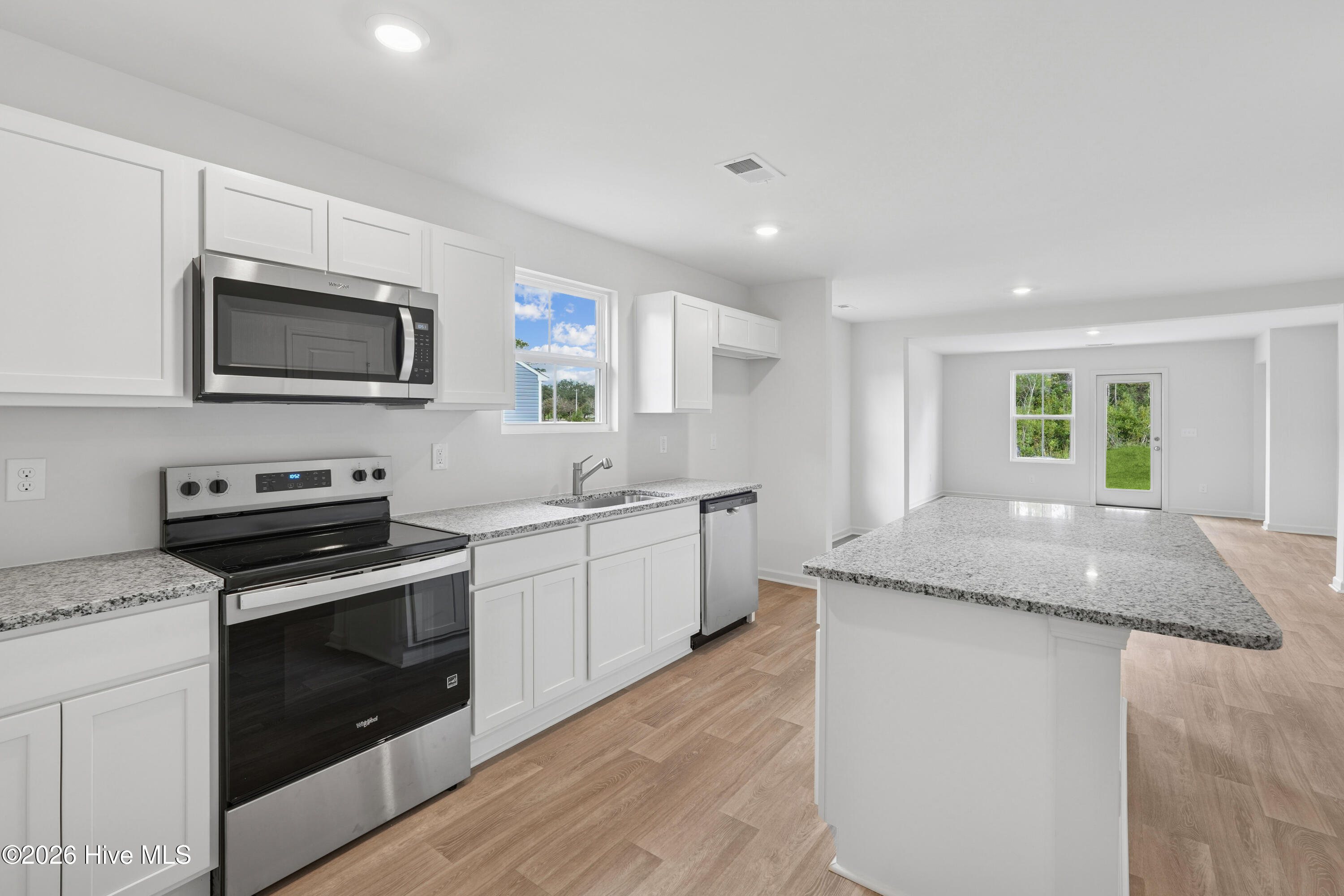 1010 Brooke Ridge Lane Southport, NC 28461 - Photo 7 of 28 Silvermist Kitchen