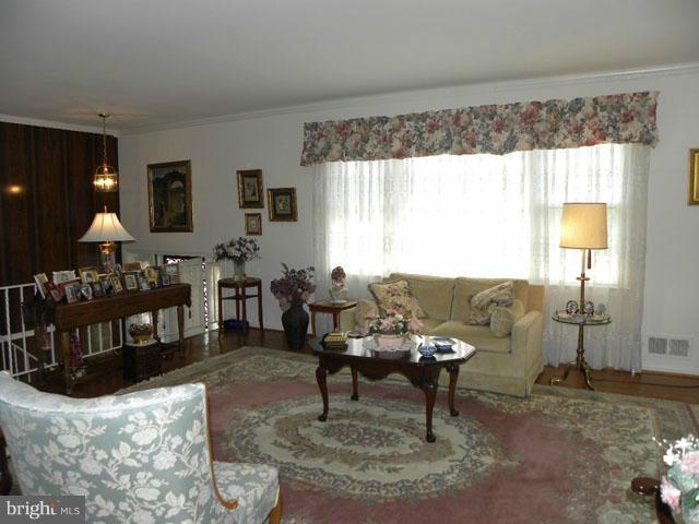 7605 Hayfield Road Alexandria, VA 22315 - Photo 16 of 21 Living Room