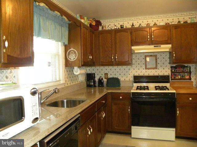 7605 Hayfield Road Alexandria, VA 22315 - Photo 17 of 21 Kitchen