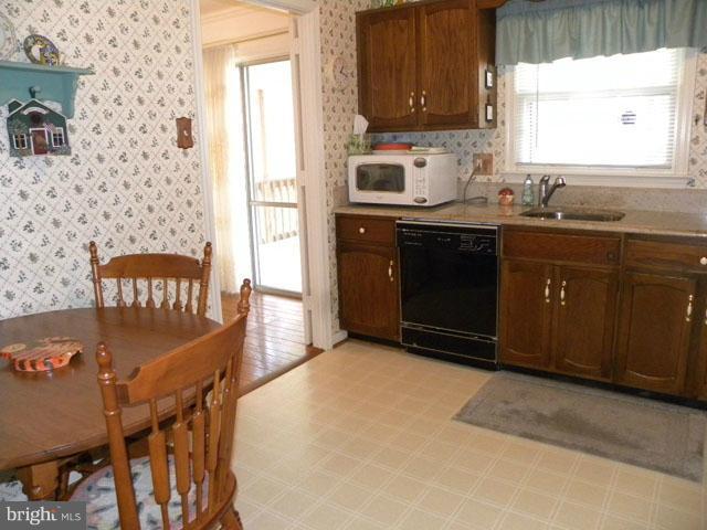 7605 Hayfield Road Alexandria, VA 22315 - Photo 4 of 21 Kitchen