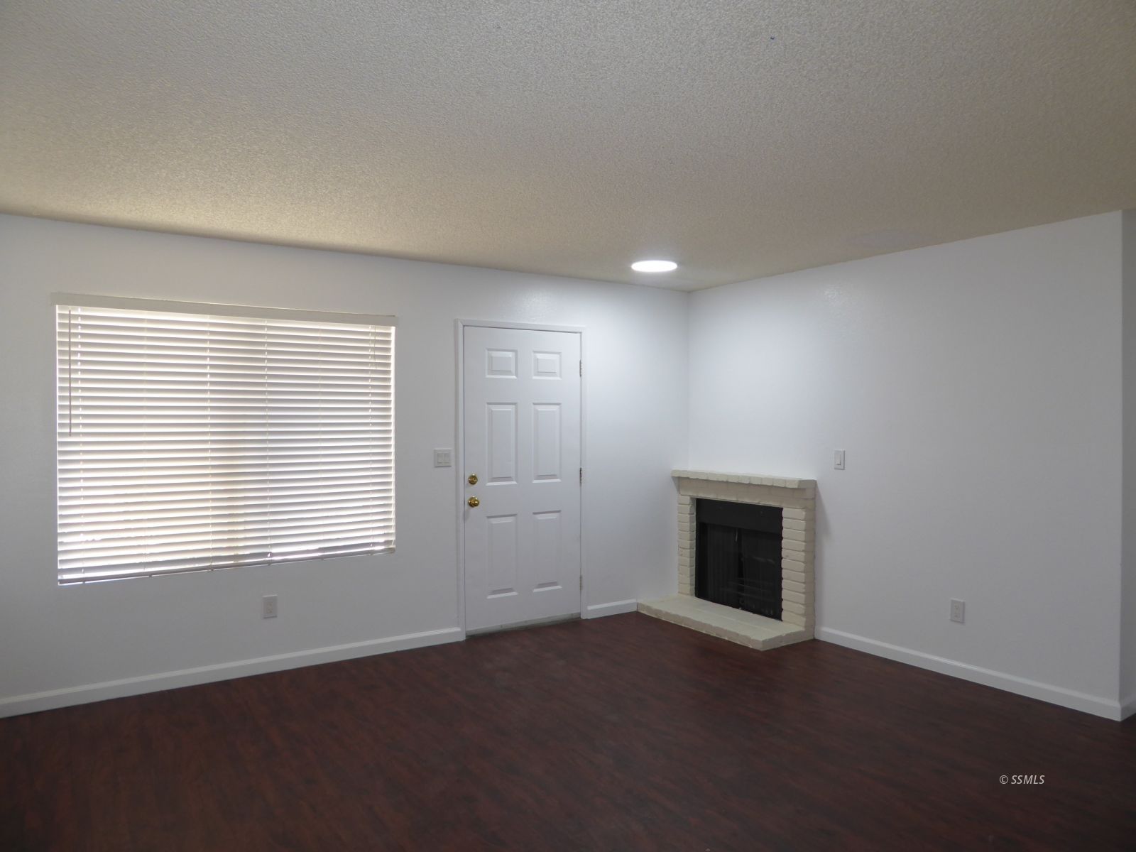 824 C Capehart Court Ridgecrest, CA 93555 - Photo 1 of 11 an empty room with a window