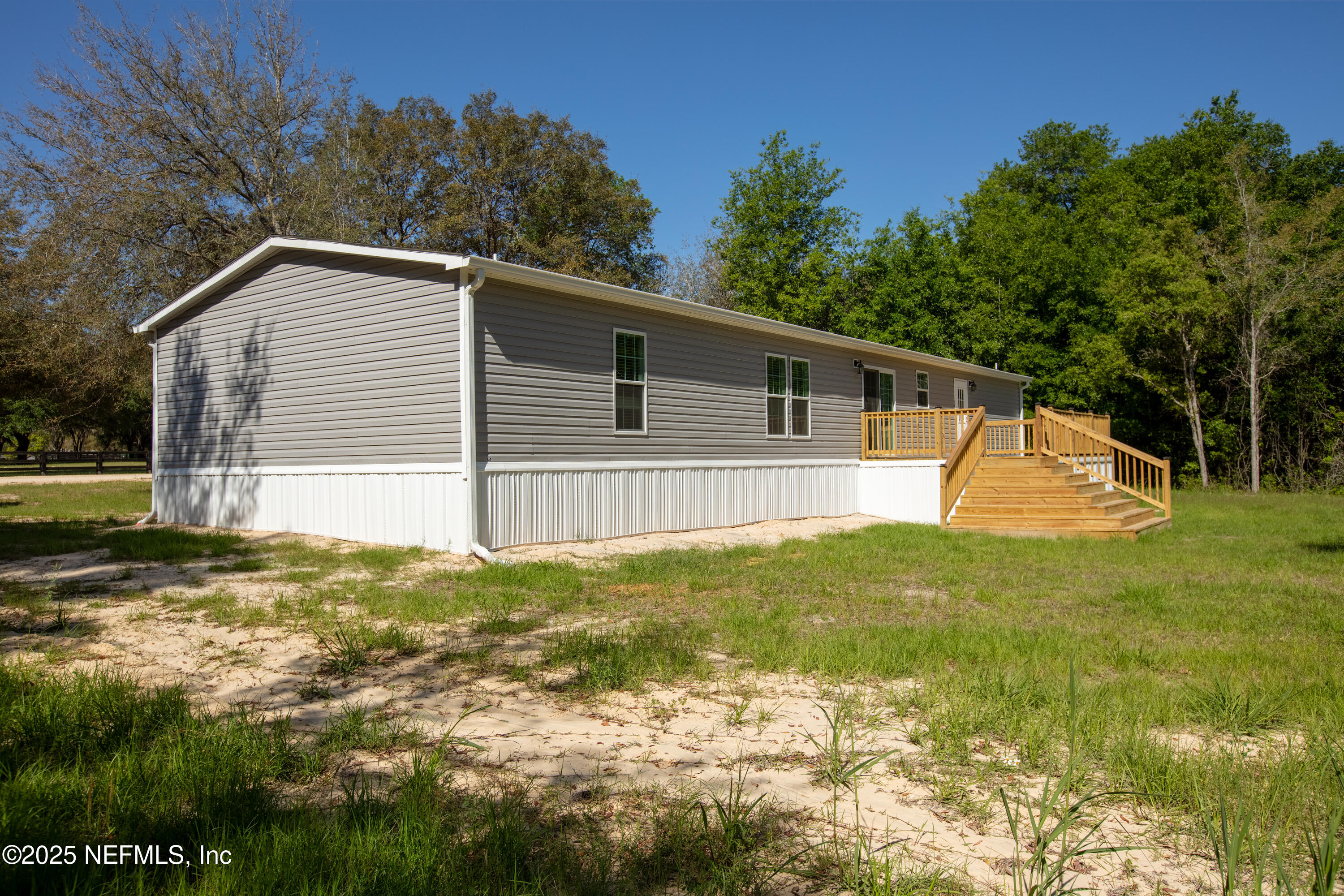 6012 Indian Trail Keystone Heights, FL 32656 - Photo 8 of 61 a view of a backyard with plants and large tree