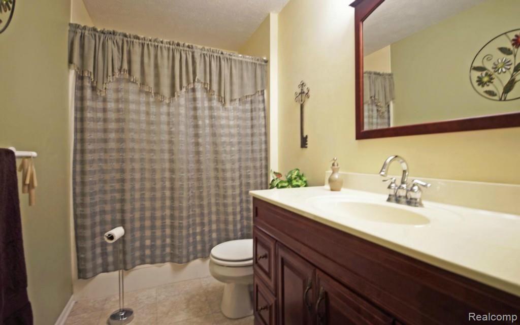 448 North Tipsico Lake Road Highland, MI 48357 - Photo 21 of 28 13-photo-web-1680x1050-135915.jpg