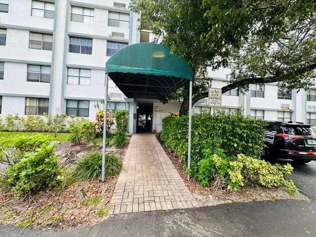 $1,200 | 2401 Riverside Drive, Unit 212B, Coral Springs, FL 33065