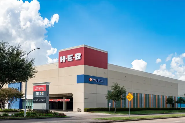 $700,000 | 4625 Willow Street, Bellaire, TX 77401