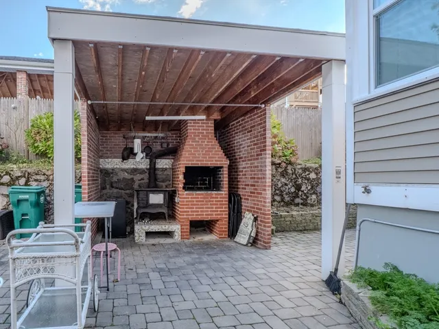 a view of entryway with outdoor seating