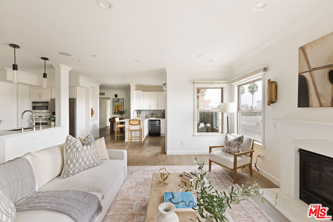 432 South Willaman Drive, Unit 401 Los Angeles, CA 90048 - Photo 3 of 30