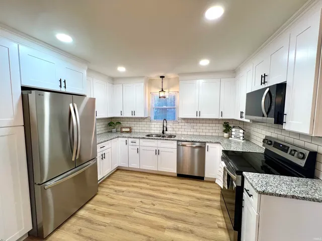 $289,000 | 7402 Oaklawn Drive, Newburgh, IN 47630